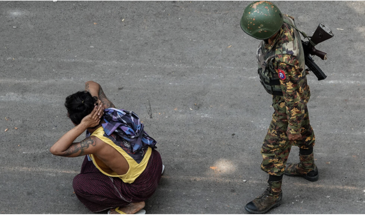 جندي بجيش ميانمار أثناء احتجاز مواطن ميانماري معارض للانقلاب العسكري في 3-3-2021 (صورة: AFP)