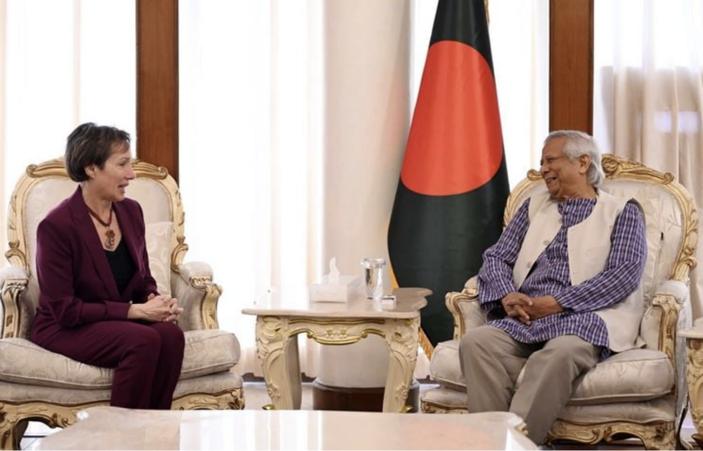 رئيس الحكومة المؤقتة في بنغلادش محمد يونس مع القائمة بأعمال الولايات المتحدة الأمريكية "تريسي جيكبسون"، 11-2-2025 (صورة: BSS)