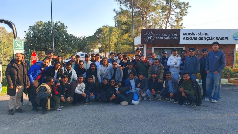 الطلاب المشاركون في المخيم الشتوي الرابع لطلاب الروهينجا في تركيا (صورة: ANA)