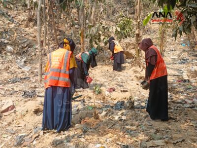 نساء الروهينجا وحدهن في مواجهة حياة المخيمات الموحشة في بنغلادش 3 الظروف الصعبة تجبر لاجئات الروهينجا على العمل لإعالة أسرهن وأنفسهن في مخيمات بنغلادش (صورة: ANA)