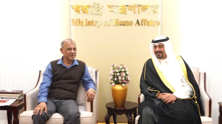 مستشار الأمن الداخلي البنغلادشي "جهانجير علم شودري"، يسار، وسفير الكويت علي طونيان عبد الوهاب حماده، 3-2-2025 (صورة: bdnews24)