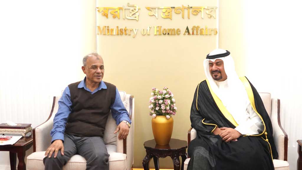 مستشار الأمن الداخلي البنغلادشي "جهانجير علم شودري"، يسار، وسفير الكويت علي طونيان عبد الوهاب حماده، 3-2-2025 (صورة: bdnews24)