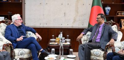 بنغلادش تدعو أيرلندا للمشاركة الفعالة في المؤتمر الدولي بشأن الروهينجا 1 مستشار الشؤون الخارجية البنغلادشي محمد توحيد حسين، يمين، والسفير الأيرلندي غير المقيم "كيفن كيلي"، 10-2-2025 (صورة: BSS)