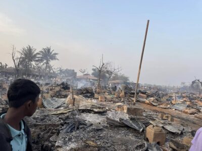 فتى روهنجي أمام مخيم النازحين الروهينجا المدمر في أعقاب الحريق (صورة: مواقع التواصل الاجتماعي)