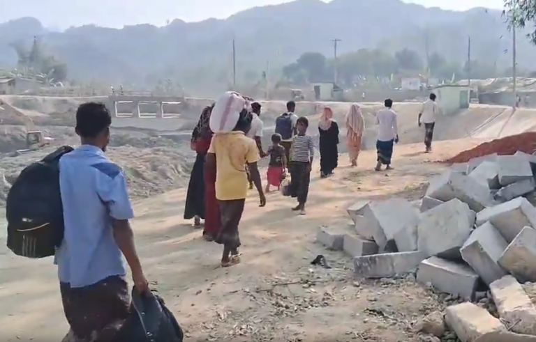 فرار أعداد من الروهينجا من مدينة "بوثيدونغ" في أراكان باتجاه الحدود مع بنغلادش، 28-2-2025 (صورة: سيف الأراكاني)