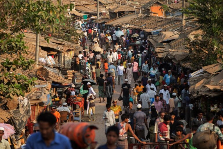 مجموعة من لاجئي الروهينجا في أحد مخيمات منطقة "كوكس بازار" في بنغلادش (صورة: The Independent)