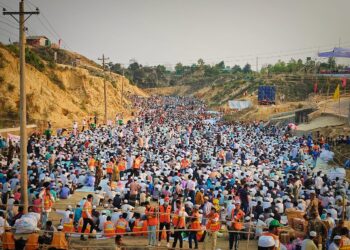 الآلاف من الروهينجا خلال زيارة الأمين العام للأمم المتحدة أنطونيو غوتيريش لمخيمات اللاجئين في كوكس بازار (صورة: UNB)