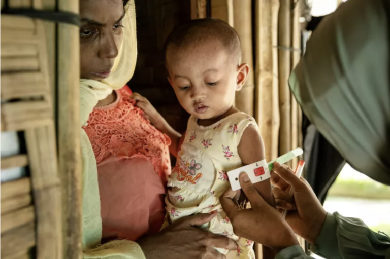 تقييم الحالة الغذائية لطفلة في مخيمات الروهينجا في بنغلادش، 16-7-2024 (صورة: UNICEF)