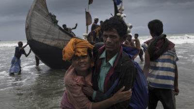 لاجئان من الروهينجا عقب وصول قاربهم لسواحل بنغلادش بعدما فروا من أراكان غربي ميانمار (صورة: IOM)
