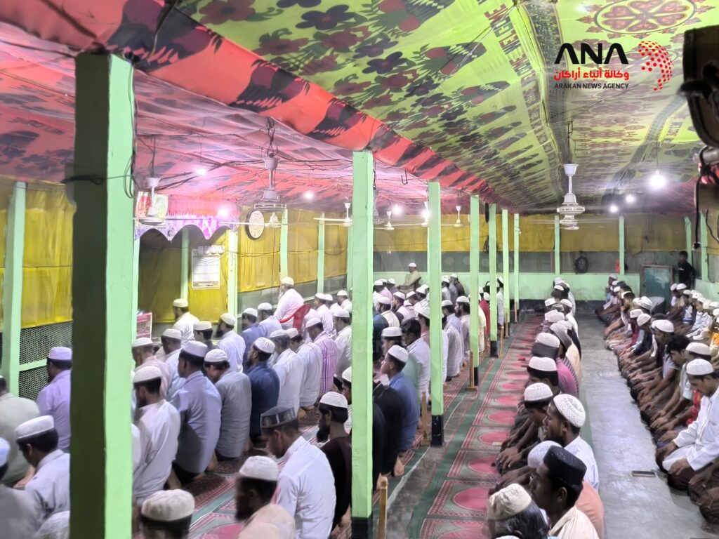 لاجئو الروهينجا يؤدون صلاة التراويح داخل أحد المساجد في مخيمات بنغلادش (صورة: ANA)