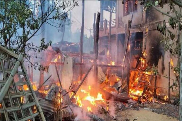 جيش أراكان يحرق 3 قرى للروهينجا في بوثيدونغ ويدمر أكثر من 500 منزل