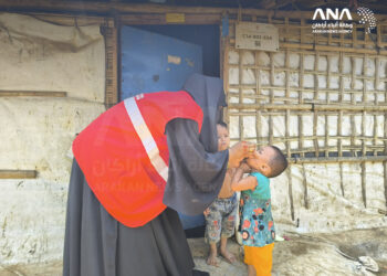 تطعيم الأطفال الروهينجا ضد الأمراض الخطيرة داخل مخيمات كوكس بازار، 27 أبريل 2025 (صورة: ANA)