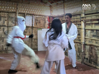 مدرب التايكواندو محمد سليم أثناء تعليم فتيات روهنجيات داخل مدرسته في مخيمات بنغلادش، 18-4-2025 (صورة: ANA)