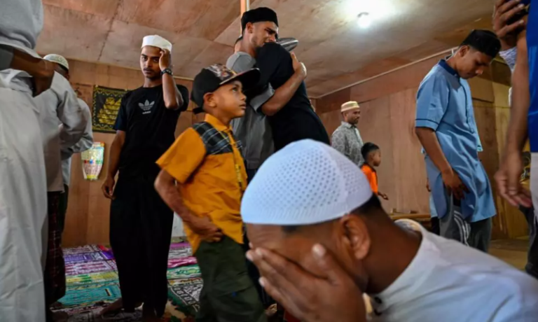 الروهينجا يحتفلون بعيد الفطر في إندونيسيا وسط مشاعر الحزن والغربة