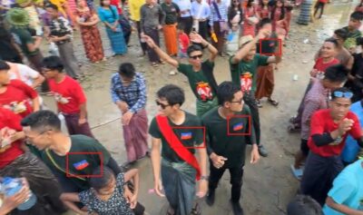 أشخاص يرتدون ملابس تحمل شعار جيش أراكان خلال المهرجان المحلي في بنغلادش (صورة: مواقع التواصل الاجتماعي)