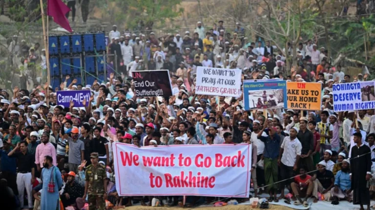 لاجئون روهينجا يستمعون إلى الأمين العام للأمم المتحدة "أنطونيو غوتيريش" خلال زيارته لمخيم للاجئين في بنغلادش، 14-3-2025 (صورة: AFP)