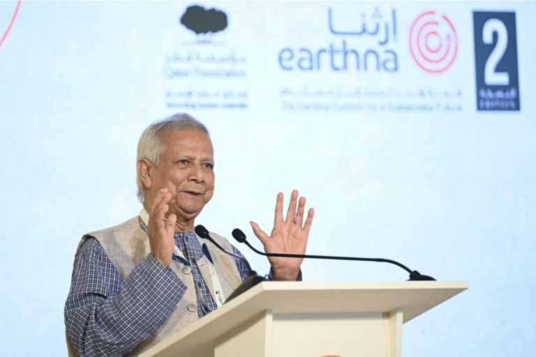 رئيس الحكومة البنغلادشية المؤقتة محمد يونس يلقي كلمته بقمة "إرثنا" في قطر، 22-4-2025 (صورة: BSS)