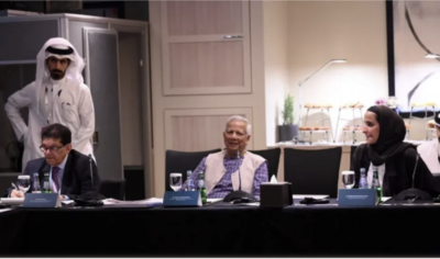 بنغلادش: الإحباط متفشي بين الروهينجا وندعو قطر للضغط لحل أزمتهم 1 محمد يونس يتوسط المديرة التنفيذية لمؤسسة "قطر الخيرية" ومندوب بنغلادش السامي لقضايا الروهينجا الدكتور خليل الرحمن، 23-4-2025 (صورة: Dhaka Tribune)