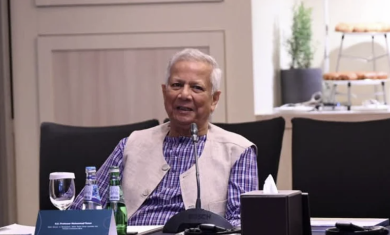رئيس الحكومة المؤقتة في بنغلادش محمد يونس خلال المائدة المستديرة المنعقدة بشأن الروهينجا في قطر، 23-4-2025 (صورة: BSS)