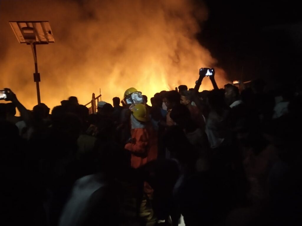 حريق واسع يلتهم سوقاً مؤقتاً في "بوثيداونغ" بولاية أراكان ويدمر عشرات المحال