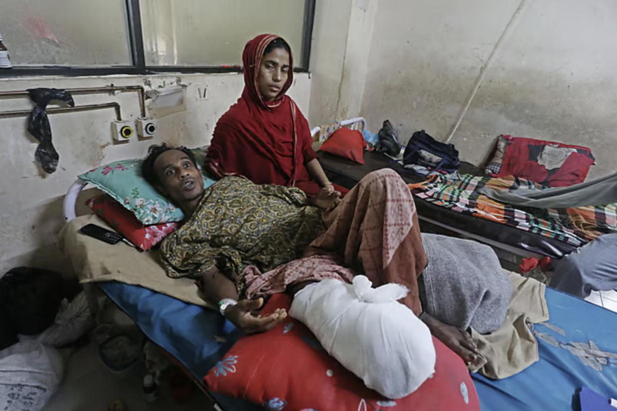 صياد محلي يتلقى العلاج بمستشفى في بنغلادش بعدما فقد ساقه جراء انفجار لغم أرضي على الحدود مع ميانمار (صورة: Prothomalo)