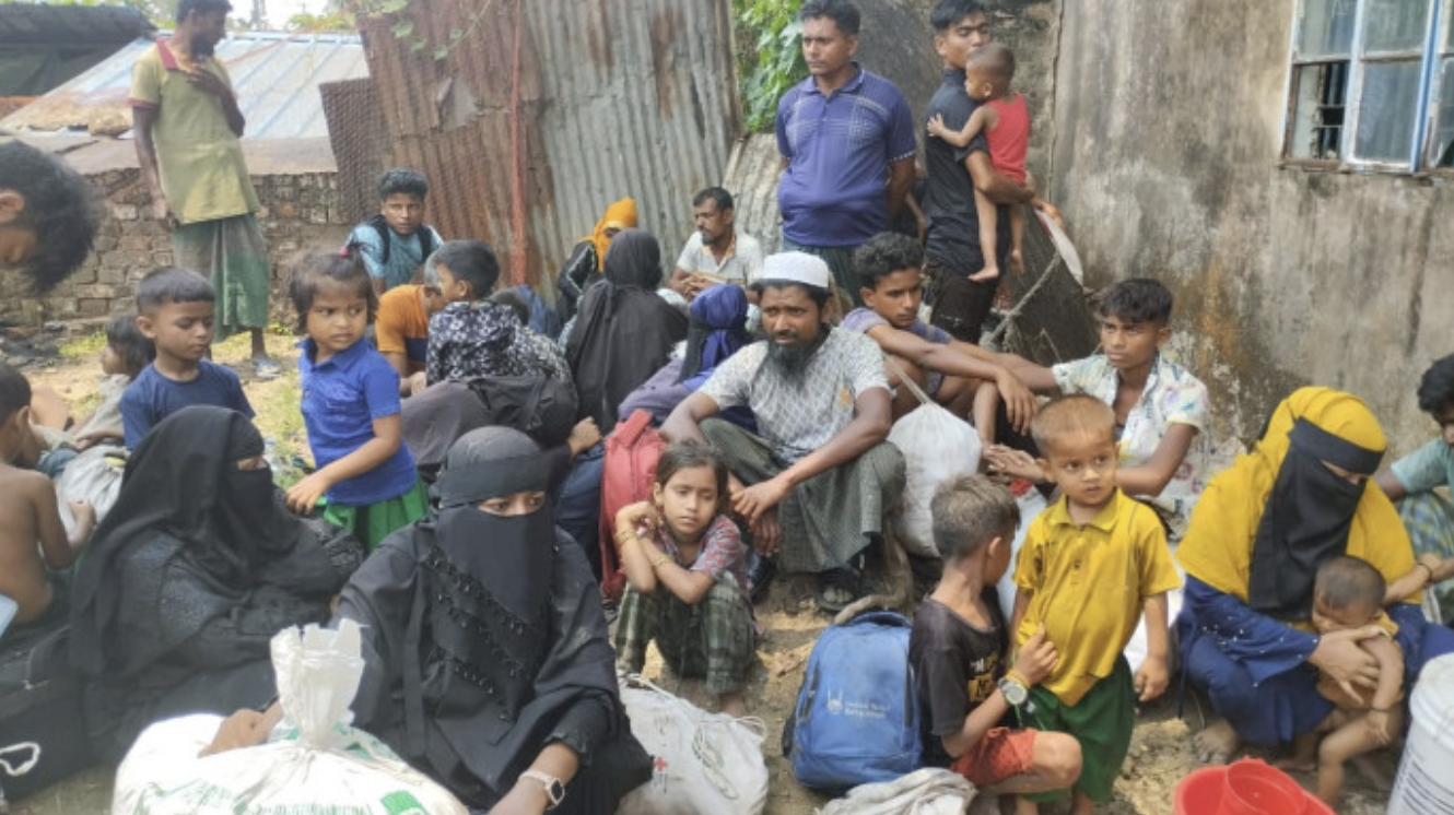 مجموعة من لاجئي الروهينجا ضبطتهم سلطات بنغلادش بعد فرارهم من مخيمات جزيرة "بهاسان تشار" في 12-5-2025 (صورة: TBSnews)