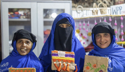 نساء روهنجيات يستعرضن منتجاتهن الديوية في إطار مشروع مشاركة المرأة (صورة: IOM)