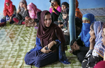 لاجئة روهنجية تطلق مؤسسة من قلب مخيمات بنغلادش لحماية وتمكين المرأة 1 لاكي كريم خلال تقود جلسة مع النساء حول التحديات وتمكين المرأة في مخيمات بنغلادش (صورة: UN Women)