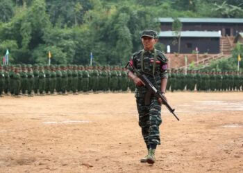 عناصر من ميليشيات أراكان داخل أحد الوحدات العسكرية في أراكان (صورة: The Irrawaddy)