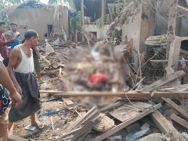 جثة أحد الضحايا الذين سقطوا جراء قصف جيش ميانمار ببلدة "كياكتاو" في أراكان، 15-5-2025 (صورة: DMG)