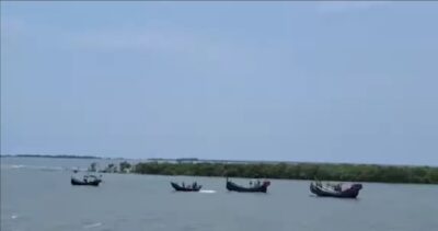 جيش أراكان يسلم قوارب صيد مصادرة لحرس حدود بنغلادش في 16-5-2025 (صورة: AA info desk)