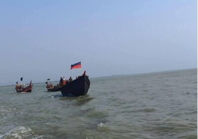 جيش أراكان يسلم قوارب صيد مصادرة لحرس حدود بنغلادش في 16-5-2025 (صورة: AA info desk)