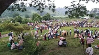 إجلاء الروهينجا قسراً من قبل جيش أراكان بعد إحراق قراهم في "بوثيدونغ"، 17-5-2024 (صورة: مواقع التواصل الاجتماعي)