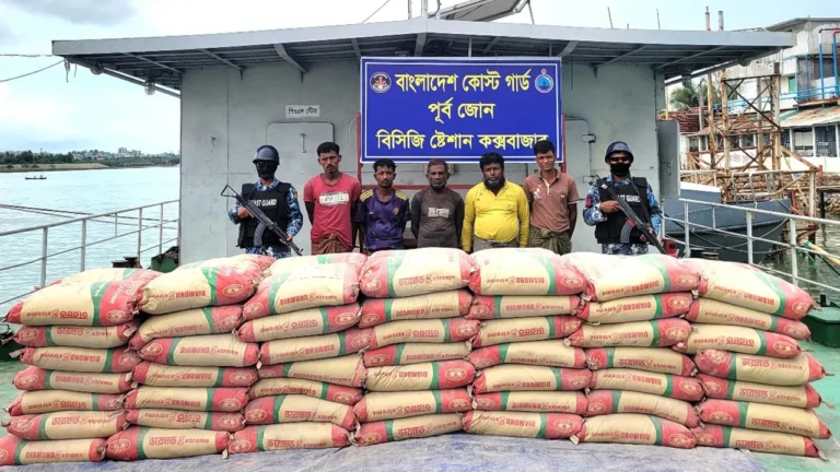 حرس السواحل البنغلادشي يعتقل 5 أشخاص قبل تهريب 340 شيكارة أسمنت إلى أراكان (صورة: Narinjara News)
