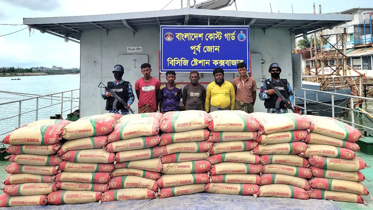 حرس السواحل البنغلادشي يعتقل 5 أشخاص قبل تهريب 340 شيكارة أسمنت إلى أراكان (صورة: Narinjara News)