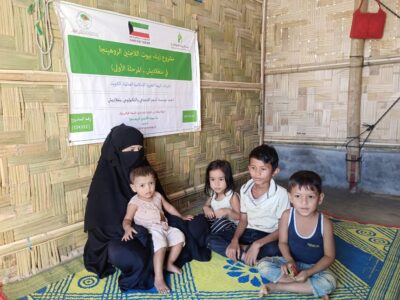 الهيئة الخيرية الإسلامية توفر مساكن لأكثر من ألف روهنجي بمخيمات بنغلادش 1 أسرة روهنجية داخل المسكن الذي وفرته الهيئة الخيرية الإسلامية العالمية بمخيمات بنغلادش (صورة: الهيئة)