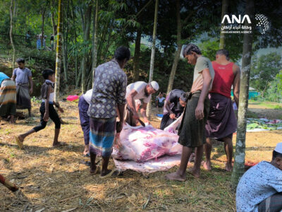 اللحم ضيف يزور موائد لاجئي الروهينجا في الأعياد فقط 2 ذبح الأضاحي داخل مخيمات الروهينجا في بنغلادش (صورة: ANA)