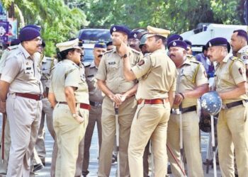 مجموعة من عناصر الشرطة الهندية أثناء تنفيذ إحدى المهام (صورة: HT)