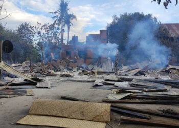 منازل محترقة بعد غارة شنتها قوات مجلس ميانمار العسكري على قرى في بلدة كانتبالو بمنطقة ساجينغ في يوليو 2024 (صورة: Kyunhla Activists Group)