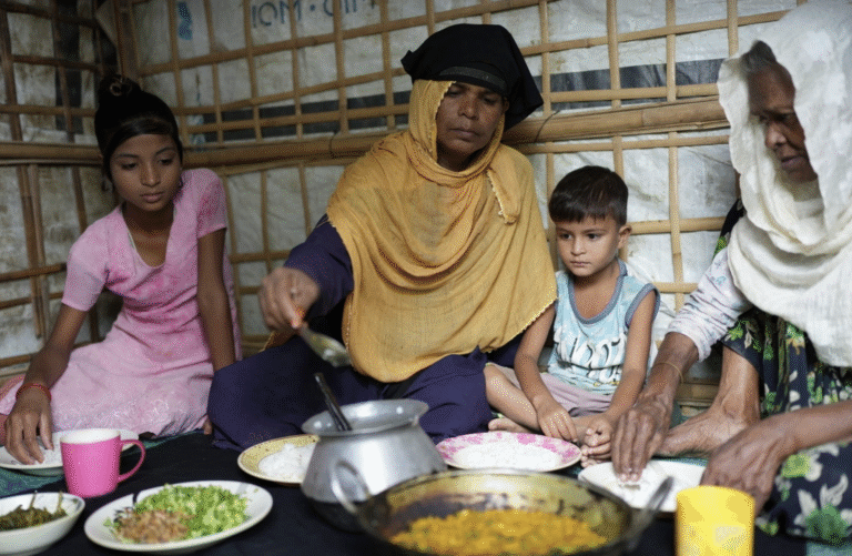 أسرة روهنجية تتناول الطعام داخل منزلهم بمخيمات اللاجئين في بنغلادش (صورة: WFP)