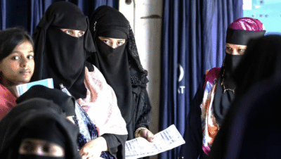 لاجئات من الروهينجا ينتظرن الفحص الطبي بمركز صحي في مخيمات بنغلادش (صورة: Nikkei Asia)