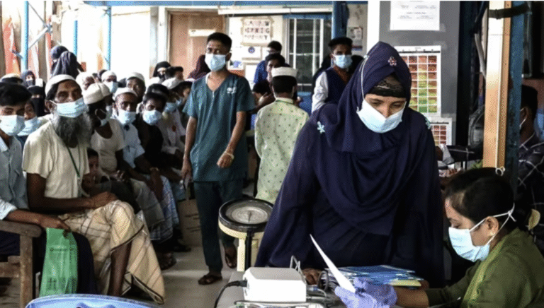 لاجئون وعمال صحيون من الروهينجا داخل مركز صحي في مخيمات بنغلادش (صورة: Nikkei Asia)