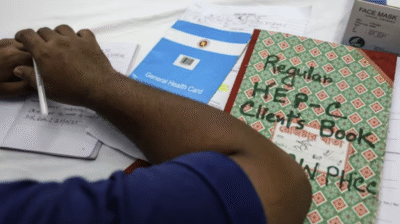 دفتر بيانات مرضى التهاب الكبد الوبائي على مكتب أحد عاملي القطاع الصحي بمخيمات بنغلادش (صورة: Nikkei Asia)