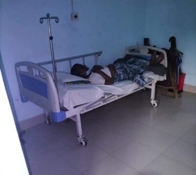 شخص من الروهينجا أثناء تلقيه العلاج في بنغلادش بعد حصوله على تصريح من جيش أراكان (صورة: أسرة المريض)