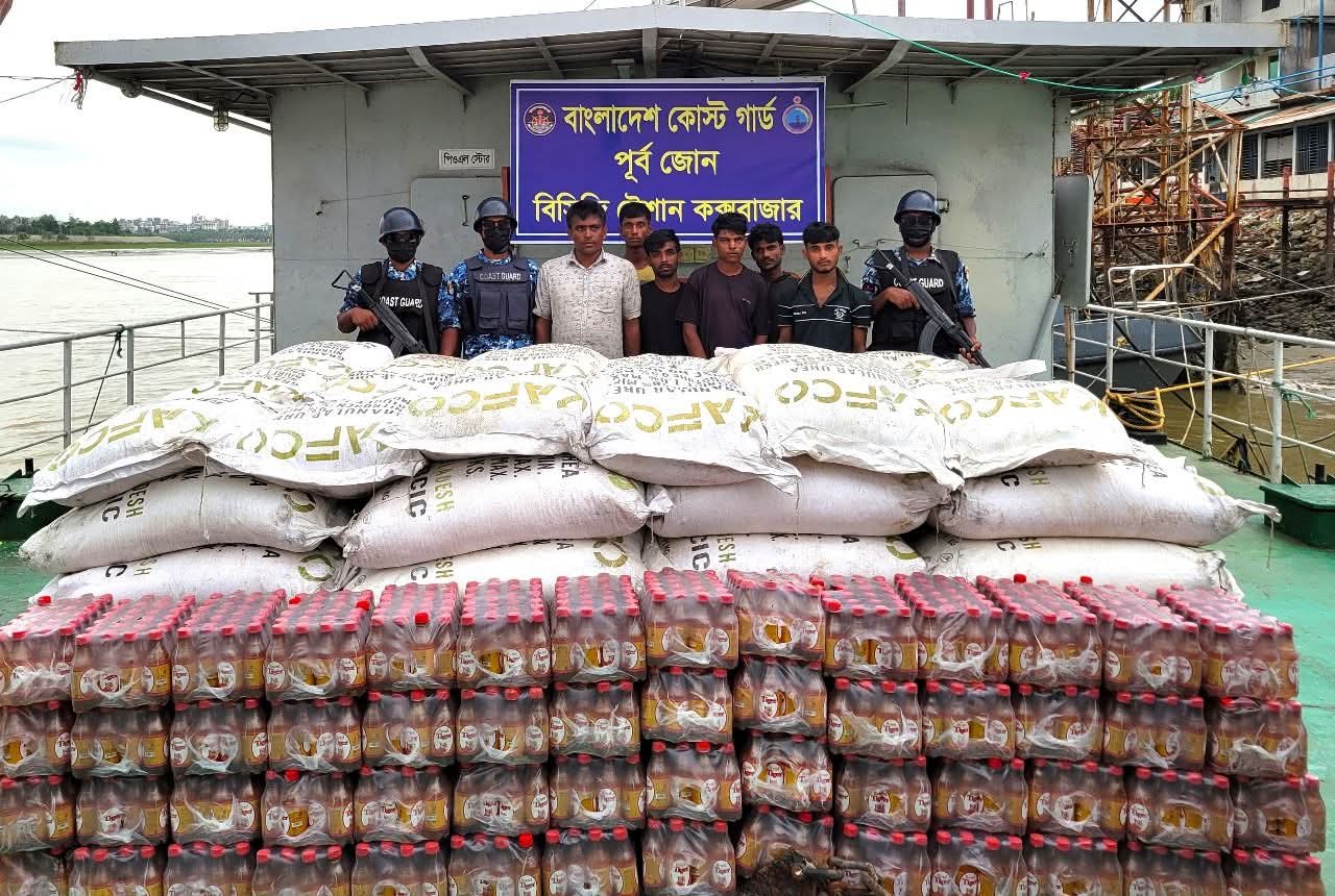 حرس حدود بنغلادش يضبط 6 مهربين قبل تهريب بضائع إلى أراكان، 14-6-2025 (صورة: NafnewsBD)