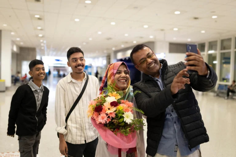 قصة عائلة روهنجية جمعها اللجوء في اليونان بعد 10 سنوات من الفراق