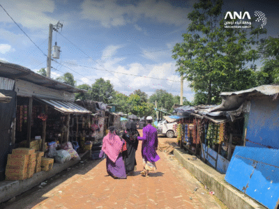 اصطحاب لاجئة مصابة من الروهينجا في بنغلادش لتلقي العلاج (صورة: ANA)