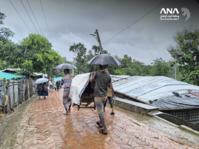 نقل أحد المرضى الروهينجا لتلقي العلاج داخل مخيمات بنغلادش (صورة: ANA)