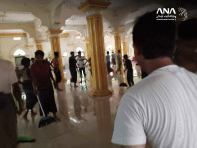 جيش أراكان يرفض السماح للروهينجا بفتح ورعاية مسجد تاريخي في أراكان 1 سكان من الروهينجا خلال عملية تنظيف وترميم المسجد التاريخي عند السماح بفتحه في أبريل 2024 (صورة: ANA)