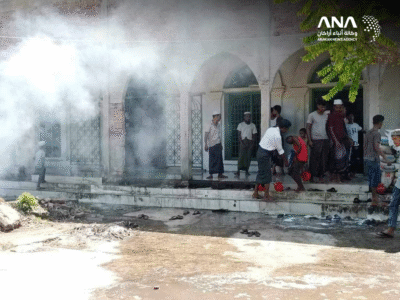 جيش أراكان يرفض السماح للروهينجا بفتح ورعاية مسجد تاريخي في أراكان 2 سكان من الروهينجا خلال عملية تنظيف وترميم المسجد التاريخي عند السماح بفتحه في أبريل 2024 (صورة: ANA)